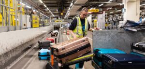 Schiphol buys 30 lifting aids to lighten baggage workload