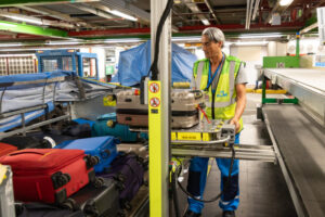 Schiphol tests three baggage lifting aids to lighten workload