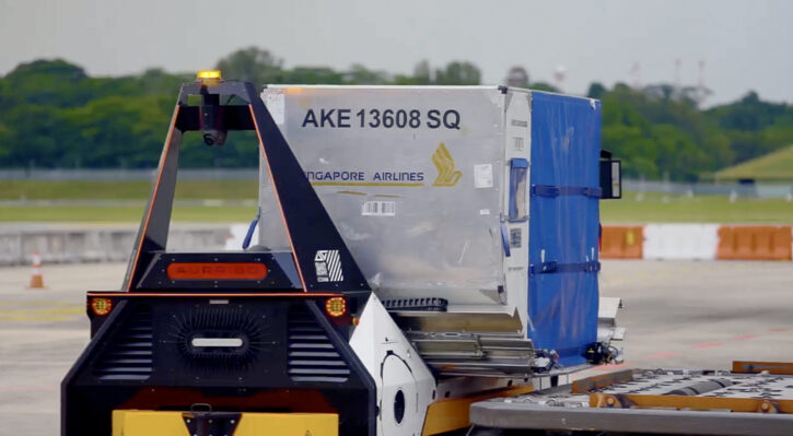 Aurrigo’s Auto-DollyTug® automatically unloads a ULD (Unit Load Device) onto a JCPL (High Loader)