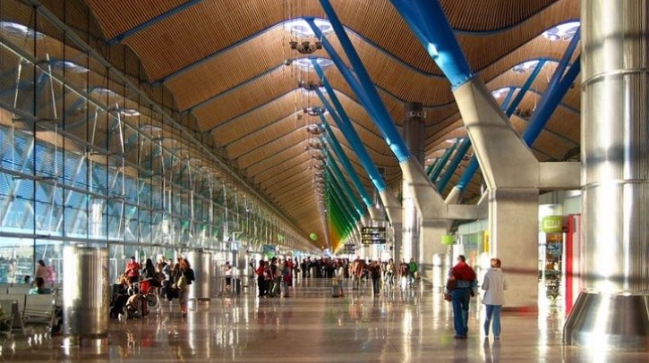 I-SEC assumes responsibility for security at Madrid-Barajas Airport Management Center The interior of Adolfo Suárez Madrid-Barjaras Airport with passengers walking through.