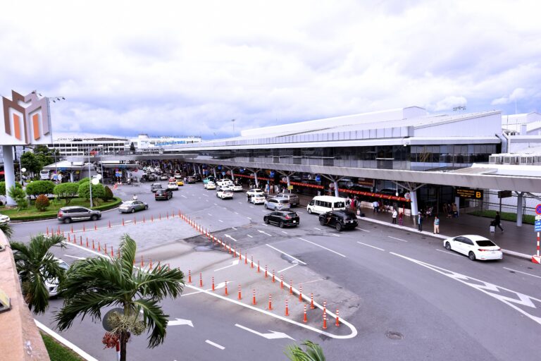 Vanderlande announces two BHS contracts at Vietnam airports An exterior view of airport authority Cảng Vụ Hàng Không Miền Nam’s Tân Sơn Nhất International Airport, with cars dropping off passengers.