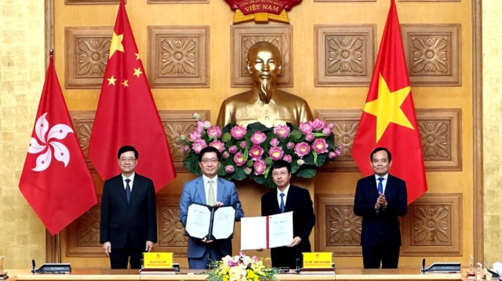 Airports Corporation of Vietnam and Airport Authority Hong Kong sign MoU to develop air connectivity Airports Corporation of Vietnam (ACV) and Airport Authority Hong Kong (AAHK) have signed a MoU to strengthen cooperation and advance the development of air connectivity, airport management and aviation development in Vietnam and Hong Kong.