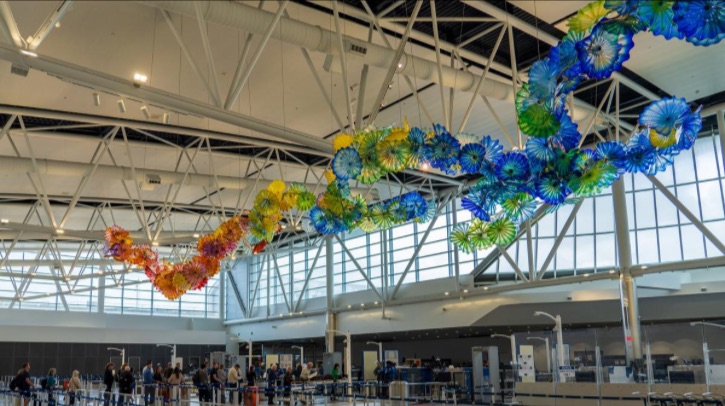 Glass sculpture installed above TSA screening at George Bush Intercontinental Houston Airports announces the completion of Coastal Prairie Fiori, a site-specific, large-scale glass installation by world-renowned American artist Dale Chihuly.