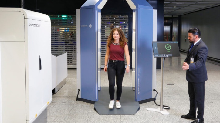Following a test phase at Frankfurt International Airport’s Concourse A in Terminal 1, the German Federal Police have authorised the full-scale use of the Rohde & Schwarz artificial intelligence-enabled QPS Walk2000 air travel security system. The test phase ran for approximately one year.