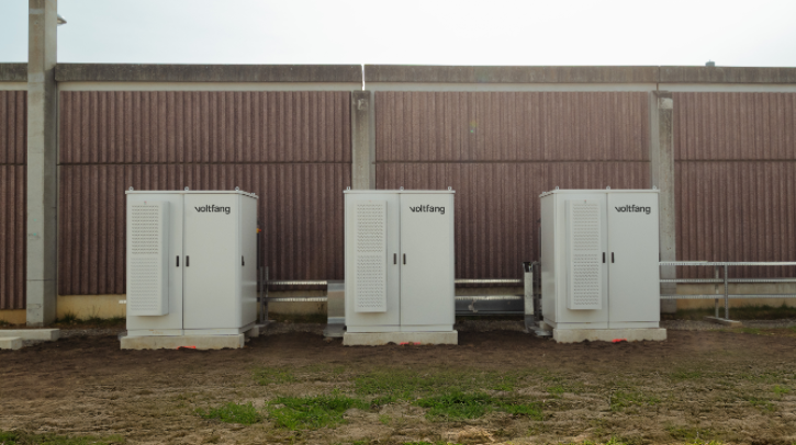 Voltfang will install several battery storage systems with a total capacity of 540kWh at Stuttgart Airport (STR) in Germany to optimize self-consumption, cap peak loads, enable energy trading, and guarantee a stable and sustainable power supply.