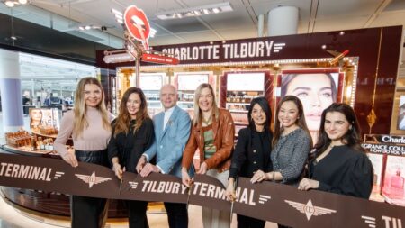 Airport and Charlotte Tilbury representatives cut the ribbon to mark the opening of the new Charlotte Tilbury store at Munich Airport’s Terminal 2.