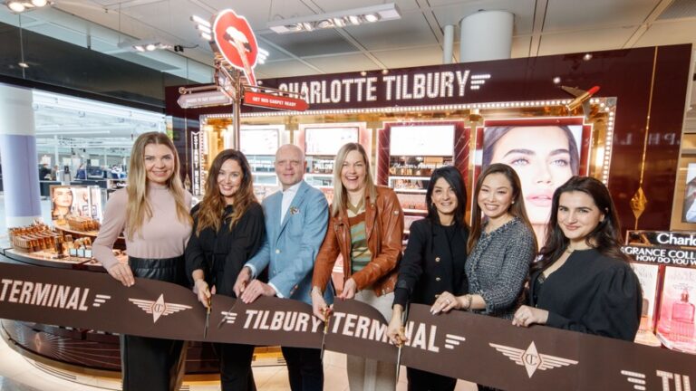 Airport and Charlotte Tilbury representatives cut the ribbon to mark the opening of the new Charlotte Tilbury store at Munich Airport’s Terminal 2.