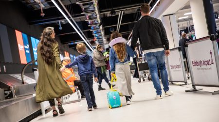 Airports in VINCI network roll outs out luggage collection for passengers before getting to the airport.