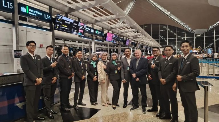 Menzies Aviation adds passenger handling services at Kuala Lumpur airport Representatives of Menzies Aviation and Kuala Lumpur airport pose for a photograph at the signing of the new contract for passenger services.